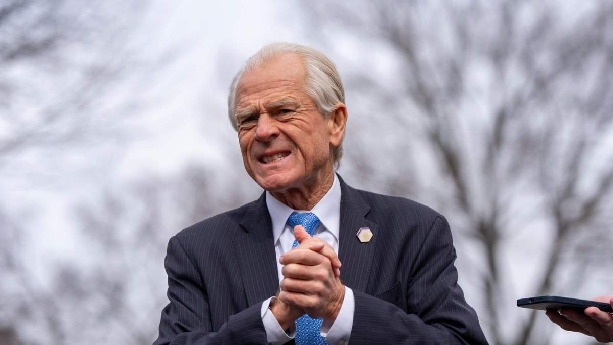 El asesor comercial de la Casa Blanca Peter Navarro habla con reporteros en la Casa Blanca el martes 25 de febrero de 2025, en Washington