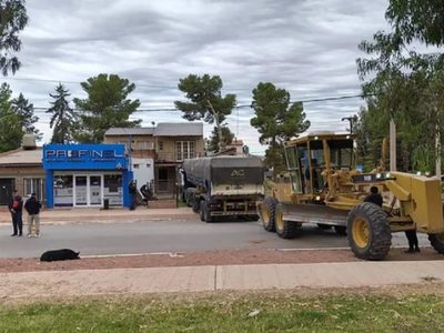 Milagro en Añelo: un camión sin chofer se descontroló y terminó incrustado en una casa