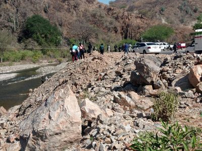 Abandonan cuatro cuerpos sin vida en la orilla de la carretera federal Tlapa-Metlatonoc