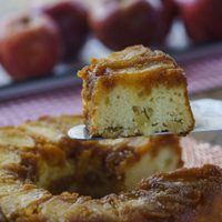 Con 2 manzanas y 2 huevos, prepará esta deliciosa torta invertida sin gluten para tus tardes materas