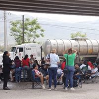 Maestros del SNTE-CNTE bloquean el aeropuerto y terminal de Pemex en Oaxaca