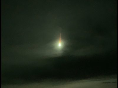 Captan el momento en que un asteroide “bola de fuego” ilumina el cielo nocturno (Videos)