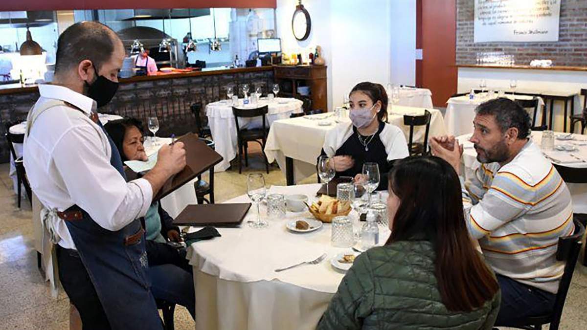 Los restaurantes trabajan con un aforo del 70 %. Fuente: (Twitter)