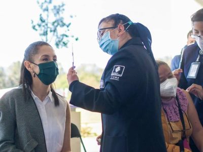 "Me siento bien, perfecta": Sheinbaum recibe la dosis de refuerzo contra covid-19