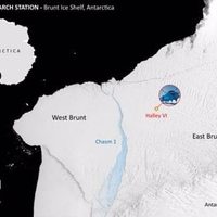 Un enorme iceberg se desprende cerca de una base en la Antártida