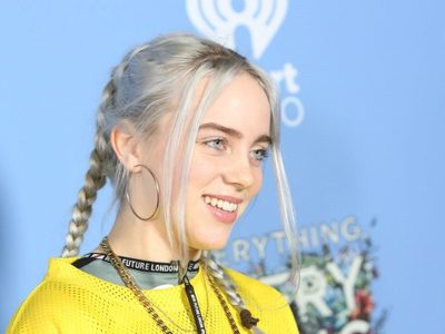 ¡Qué elástica! Billie Eilish da de qué hablar con extraña postal. ¿Qué hizo?