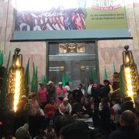 Toman vestíbulo de Bellas Artes para exigir el retiro de pintura de Zapata