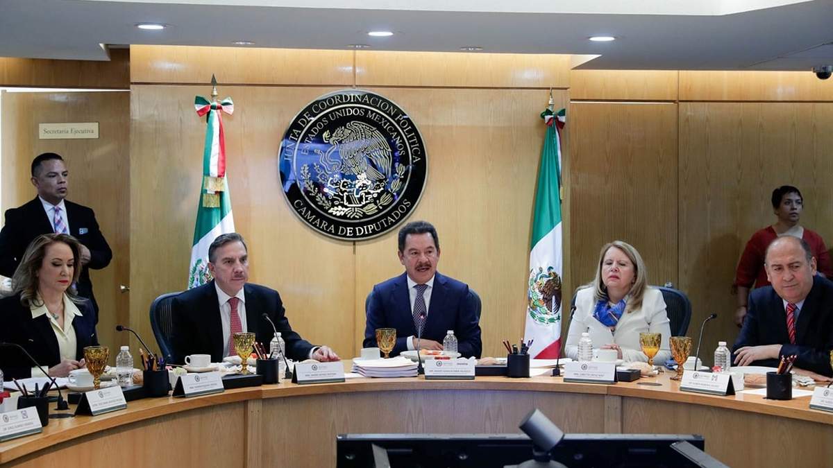 Los ministros Esquivel y Laynez (izquierda), con legisladores federales, el 12 de julio pasado