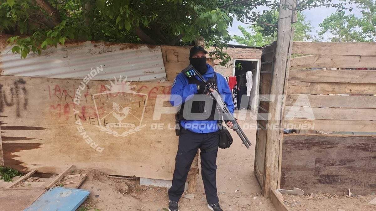 Personal policial durante el allanamiento a la vivienda del imputado por los dos robos. Fuente (Policía de Neuquén)