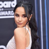 Becky G desborda encanto en un fantástico primer plano. ¡Son cuatro fotos!