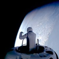 El multimillonario Jared Isaacman realiza la primera caminata espacial privada de SpaceX