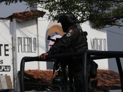 Bajo resguardo del Ejército, alcalde Taxco y su padre regresan al municipio tras su secuestro