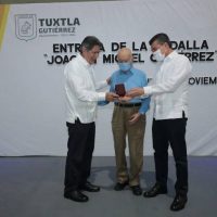 Gobernador y alcalde morenistas condecoran a Patrocinio González, titular de Gobernación con Salinas