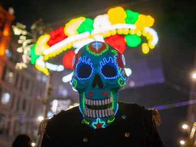 Por primera vez en el Zócalo alumbrado público decorativo por el Día de Muertos