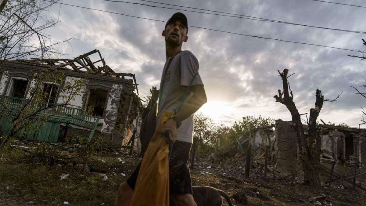 Una persona pasa junto a casas dañadas por un ataque de cohete en Kramatorsk, Ucrania