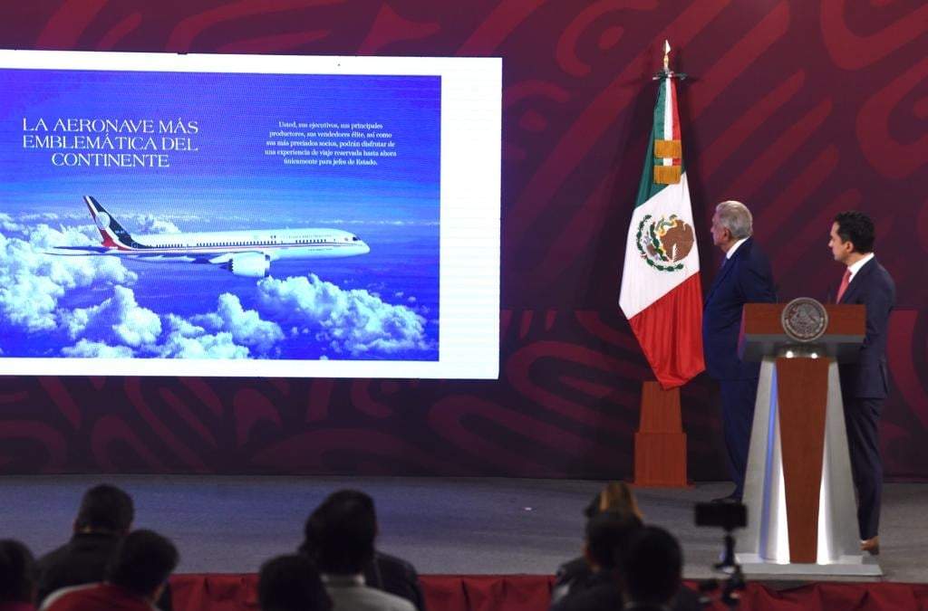 El presidente Andrés Manuel López Obrador y Jorge Mendoza, director de Banobras, hablan del avión presidencial en la mañanera del 28 de abril de 2023