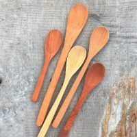 En 5 minutos y sin fregar: el truco para dejar tus cubiertos de madera como si recién los estrenaras
