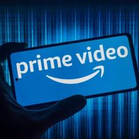 Mafias, acción y riesgo en los cielos: la película que la está rompiendo en Prime Video y es perfecta para el finde