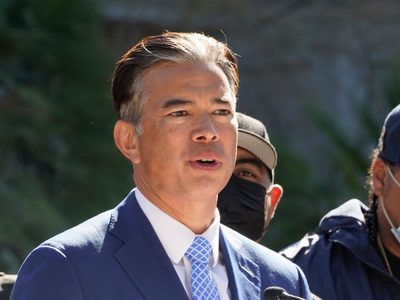 Florida recogió a migrantes en Texas y los envió a Sacramento, denuncian funcionarios de California