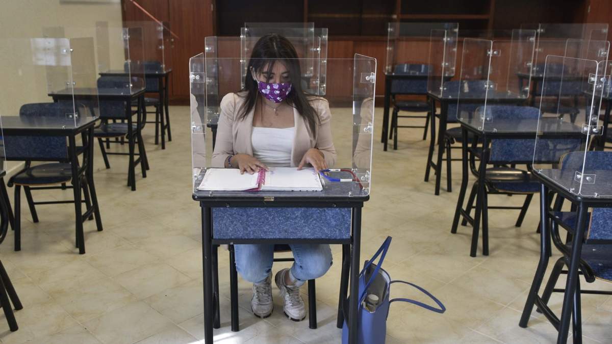 Una alumna se prepara para regreso a clases