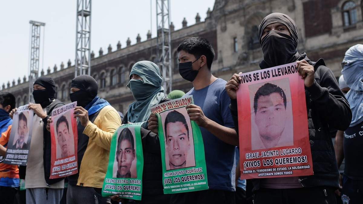Familiares de los 43 leyeron un desplegado antes de retirarse del plantón frente a Palacio Nacional