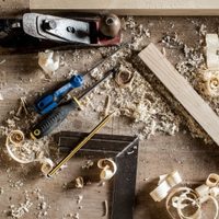 Transformá esos pedazos de madera que ibas a tirar en una lámpara súper canchera para tu living