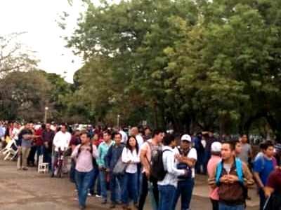 Miles de solicitantes hacen fila para solicitar empleo en obras de refinería de Dos Bocas