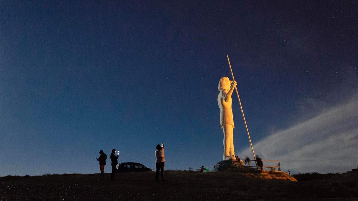 Caminata bajo la luz de la luna. Fuente: (Instagram)