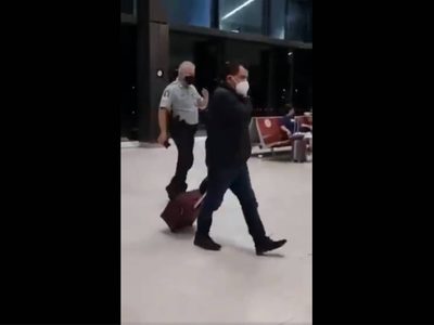 Bajan del avión a diputado por negarse a pagar equipaje extra; pide comparecer al titular de SCT