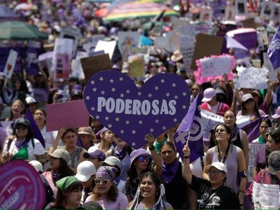 “¡Este día no es de fiesta, es de marcha y de protesta!”: miles se manifiestan en CDMX por el 8M