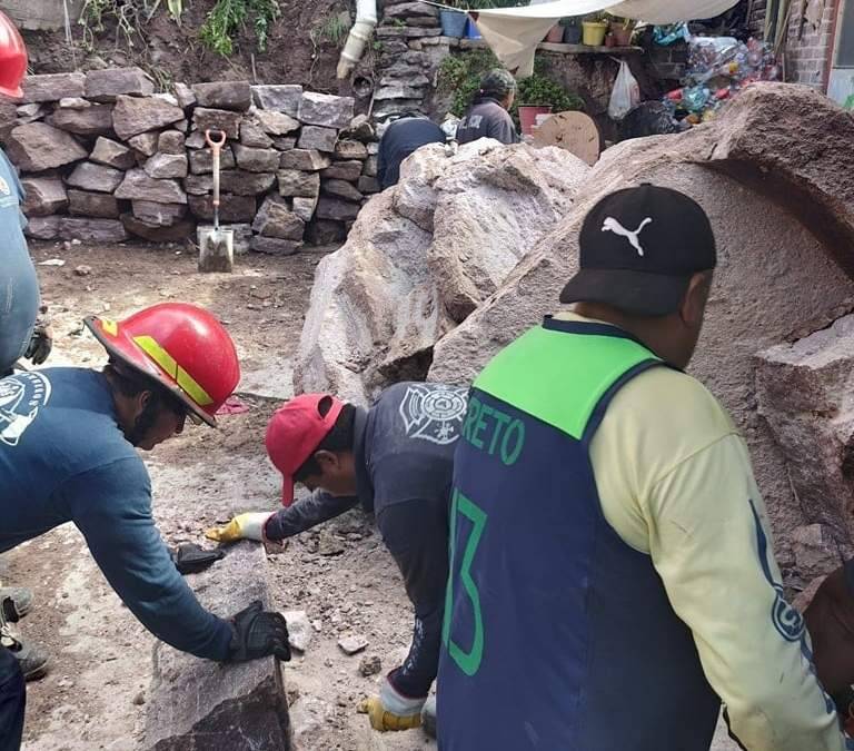 Toneladas de rocas caen sobre casa del Edomex