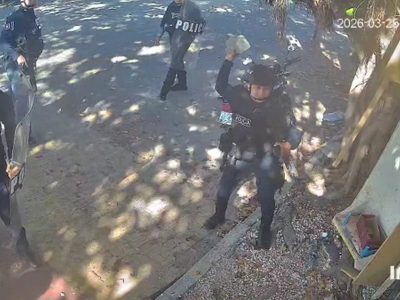 Policías de Playa del Carmen lanzan piedras a ciudadanos al ejecutar un desalojo