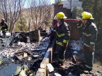 Lamentaron pérdidas totales tras un voraz incendio en San Martín de los Andes