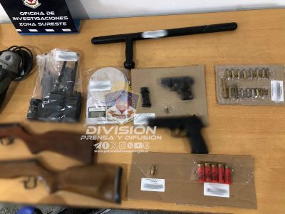 La policía secuestró varias municiones, armas de fuego y objetos robados en la capital neuquina
