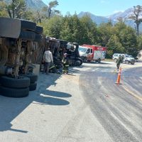 Un camión volcó y derramó combustible sobre la banquina de la ruta 231