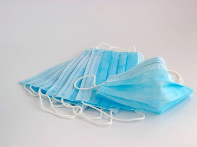 Alerta sanitaria: la ANMAT prohibió una marca de barbijos por considerarlos "falsos"