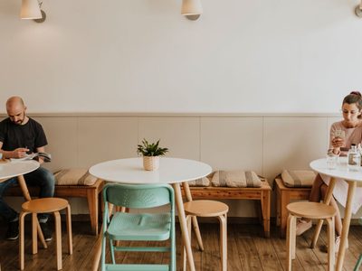 En Gran Bretaña, brindan una ayuda para el sector de la gastronomía