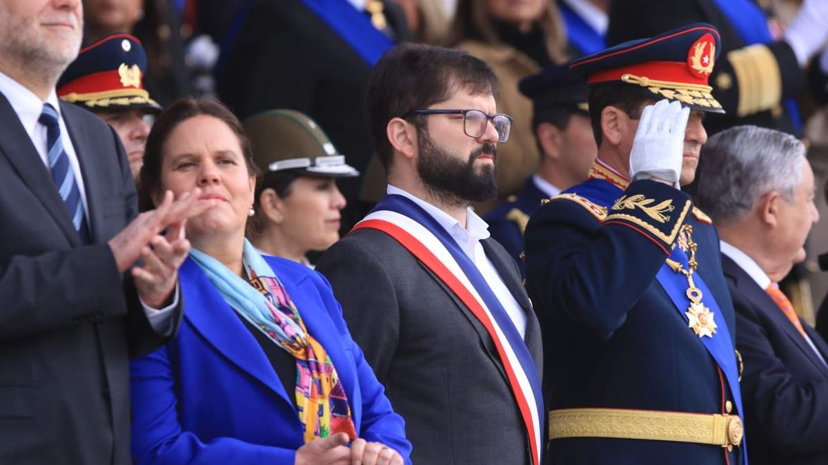Gabriel Boric, Maya Fernández y autoridades de las FF.AA. de Chile. Fuente: (Twitter)
