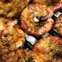 Trucos del parrillero: el secreto para que el chinchulín quede perfecto, bien crocante por fuera y tierno por dentro