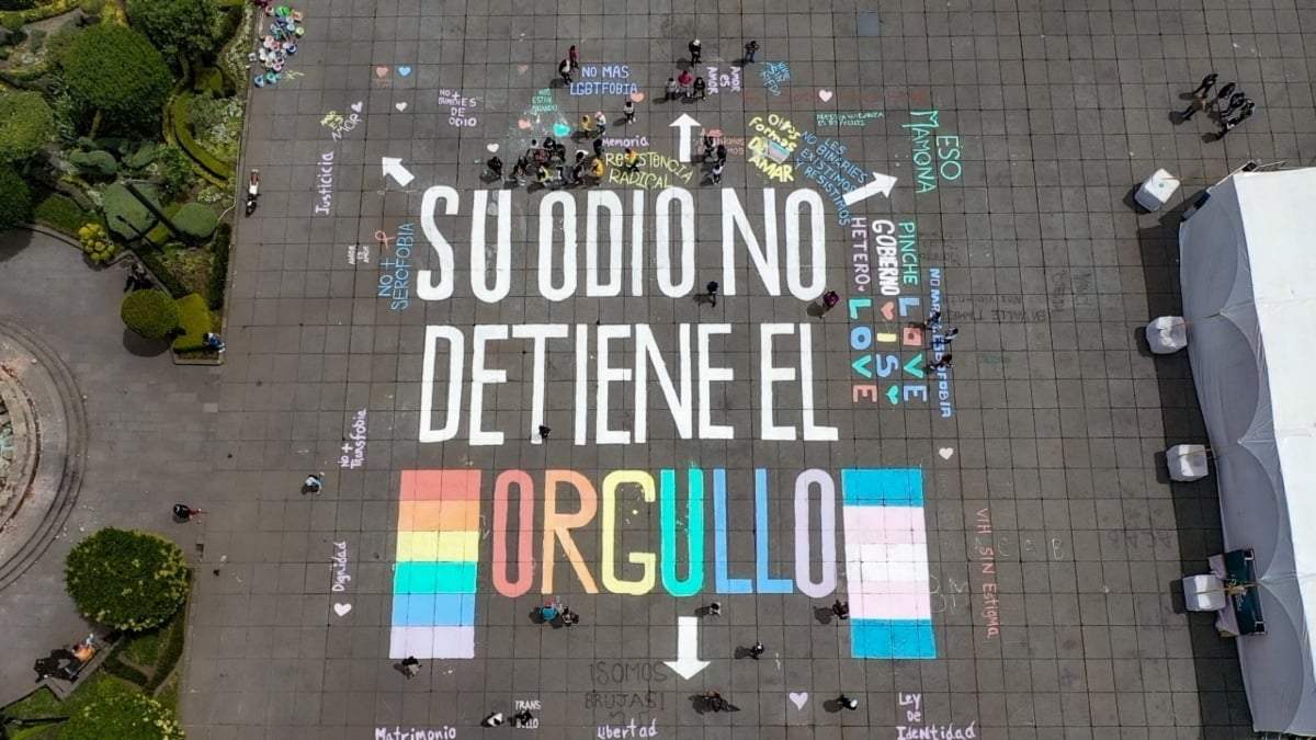 Integrantes de la comunidad LGBTTTI+ realizaron una pinta en la Plaza Cívica de Toluca