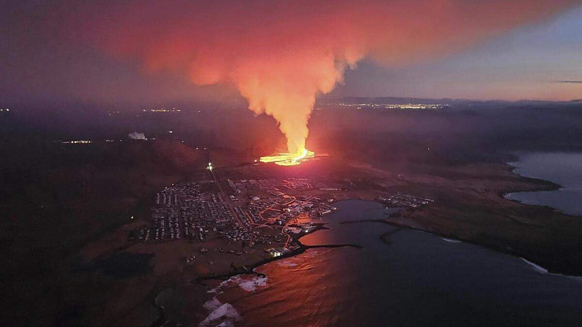 En esta imagen proporcionada por Protección Civil y tomada por un helicóptero de la Guardia Costera de Islandia, una vista de la lava durante una erupción volcánica cerca de Grindavík, Islandia