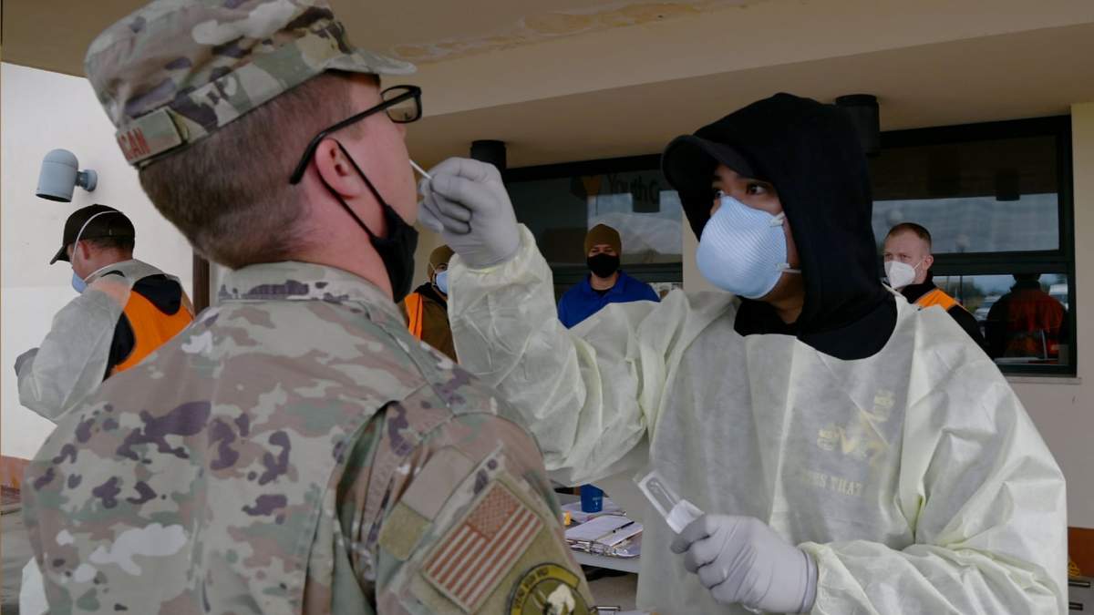 Prueba de covid a un elemento del Ejército de Estados Unidos