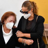 Triste escena: las desgarradoras imágenes de Pastora Soler y su madre en el velorio de su papá