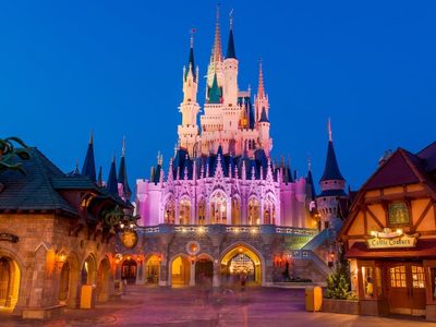 ¡Indignante! Disney Magic Kingdoms se saltó las normas y sigue abierto. ¡Hay miles de infectados!
