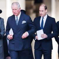 Se nos caen las lágrimas: el Príncipe Carlos volvió a llamar a su hijo Harry y le dio la noticia