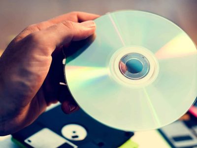 Desempolvá los CDs viejos o rotos que tenés en casa: creá este fantástico collar que no parece reciclado