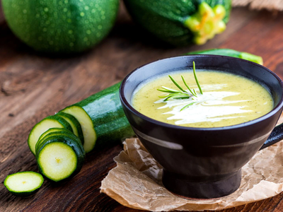 La sopa que todos los niños aman y toman sin saber que tiene verduras: la receta de la sopa de zuchinis