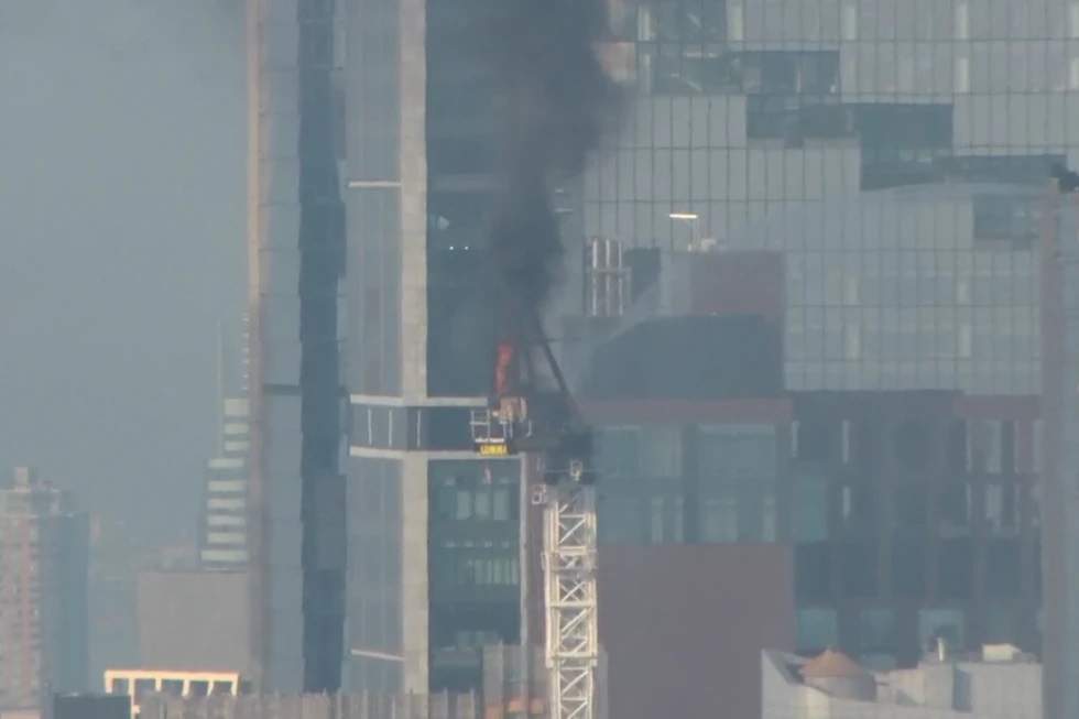 El incendio de una grúa de construcción en Manhattan el 26 de julio de 2023