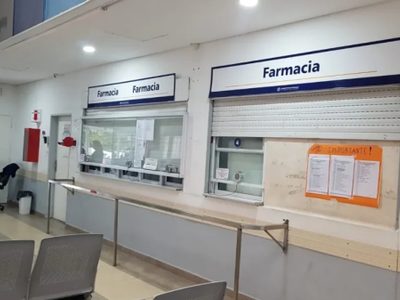 Reclamo en la farmacia del hospital Castro Rendón: suspendieron la atención por falta de personal y medicamentos