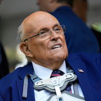 Trump indulta a Giuliani y otros acusados de intentar anular elecciones de 2020